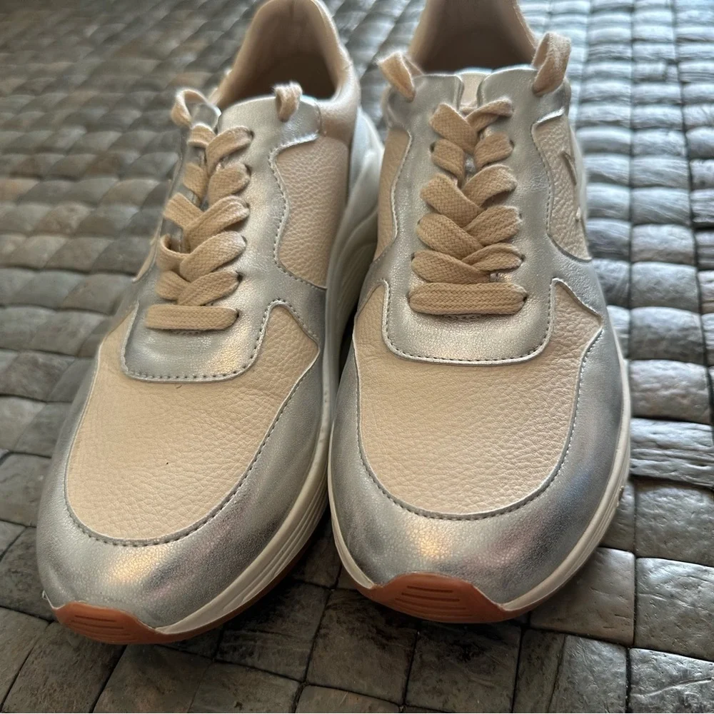 Oasis Society THE KAITLYN sneaker tennis shoes Size 7.5 Shooting Star - Picture 2 of 8
